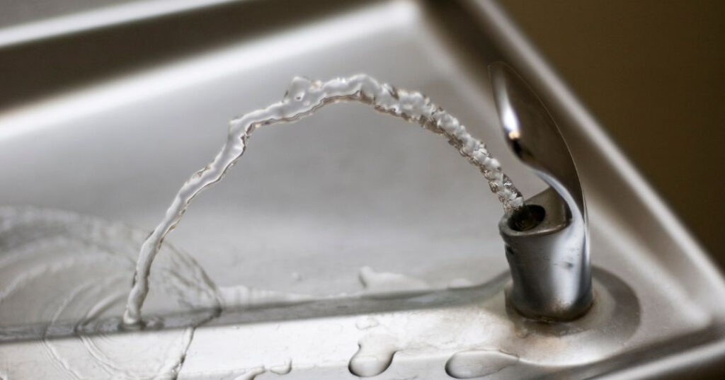 Conserto de Bebedouro em Contagem | Assistência Perto de Mim vazamento de agua no bebedouro